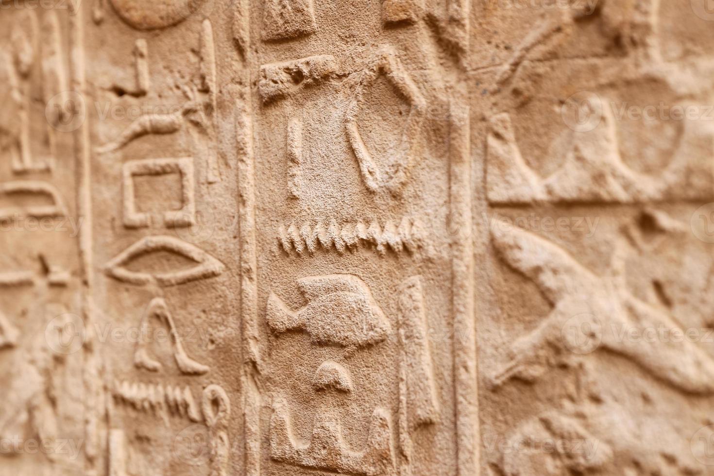 jeroglíficos en el templo de karnak, luxor, egipto foto