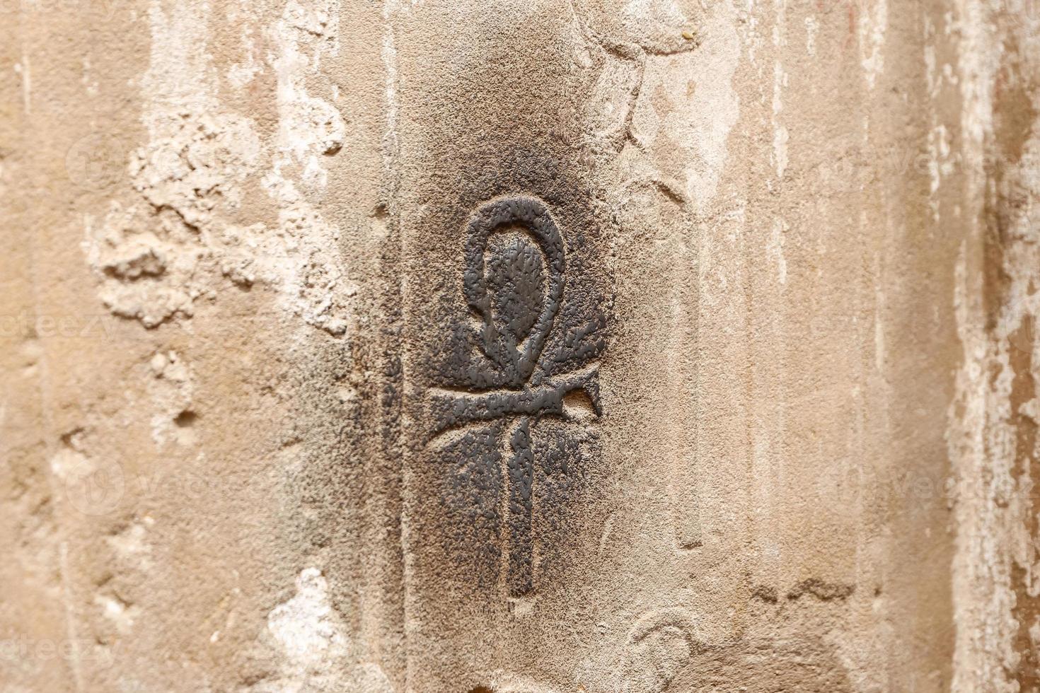 jeroglíficos egipcios en el templo de luxor, luxor, egipto foto