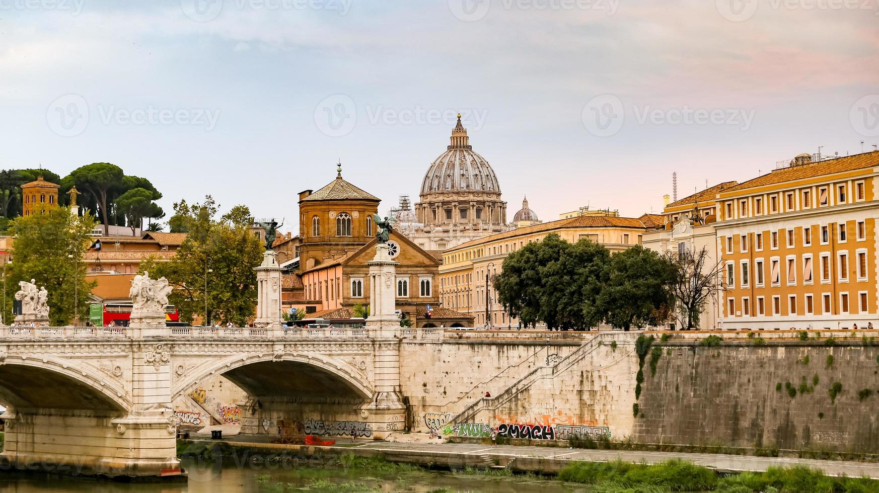 ponte vittorio emanuele ii en roma, italia foto