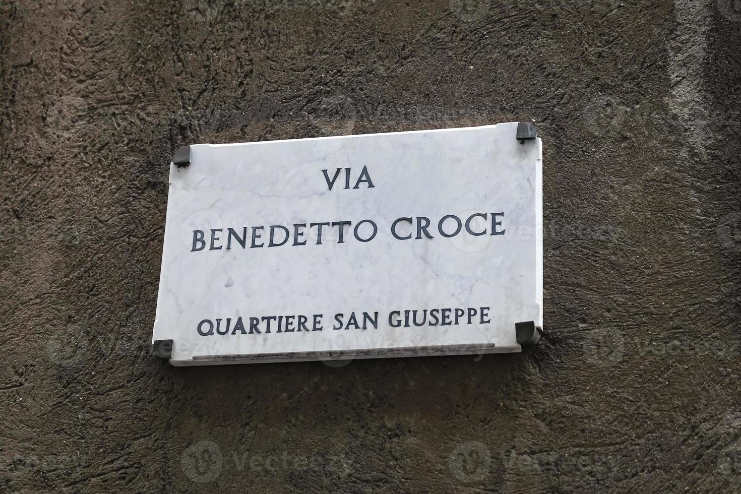 via benedetto croce street sign en nápoles, italia foto