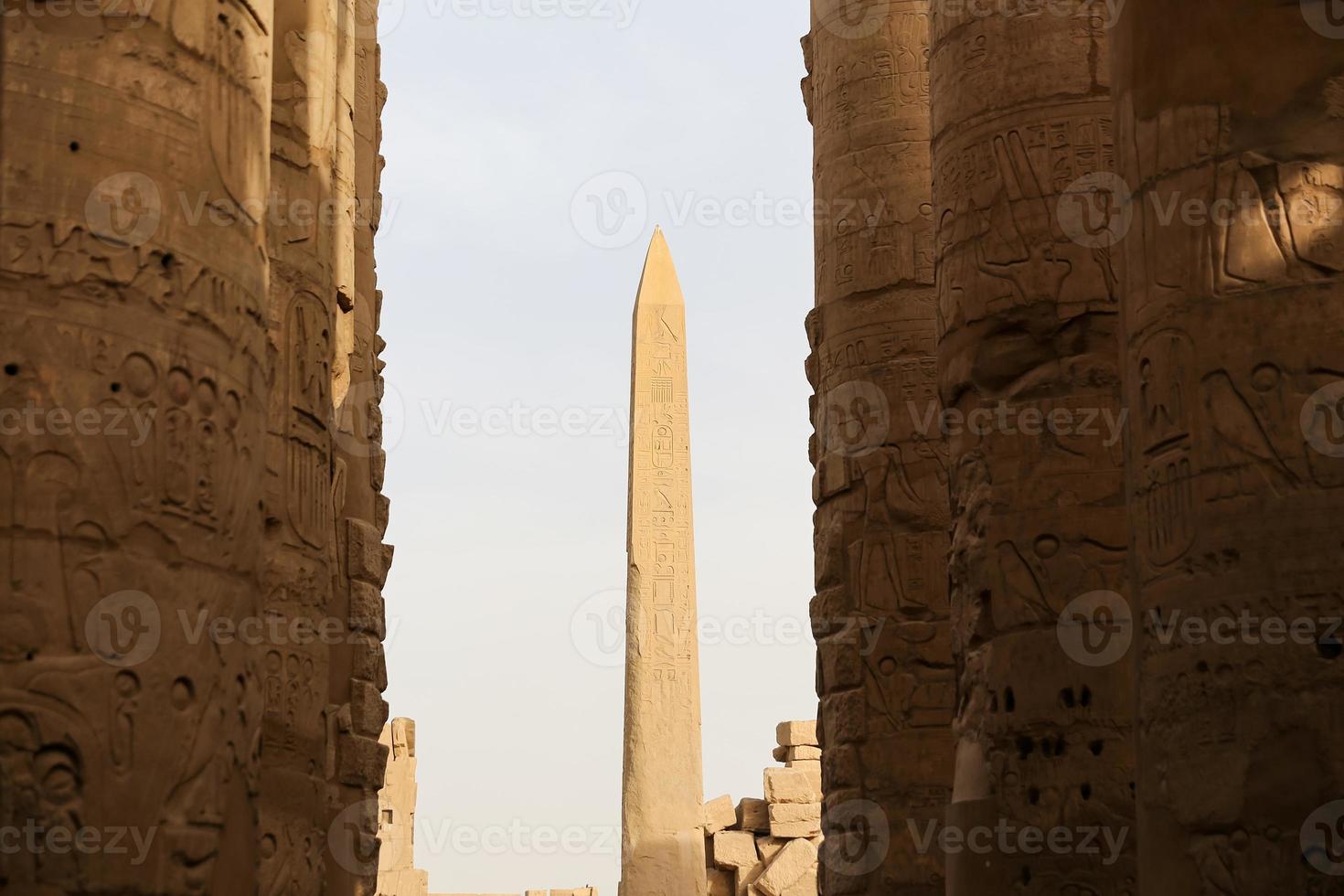 obelisco en el templo de karnak, luxor, egipto foto