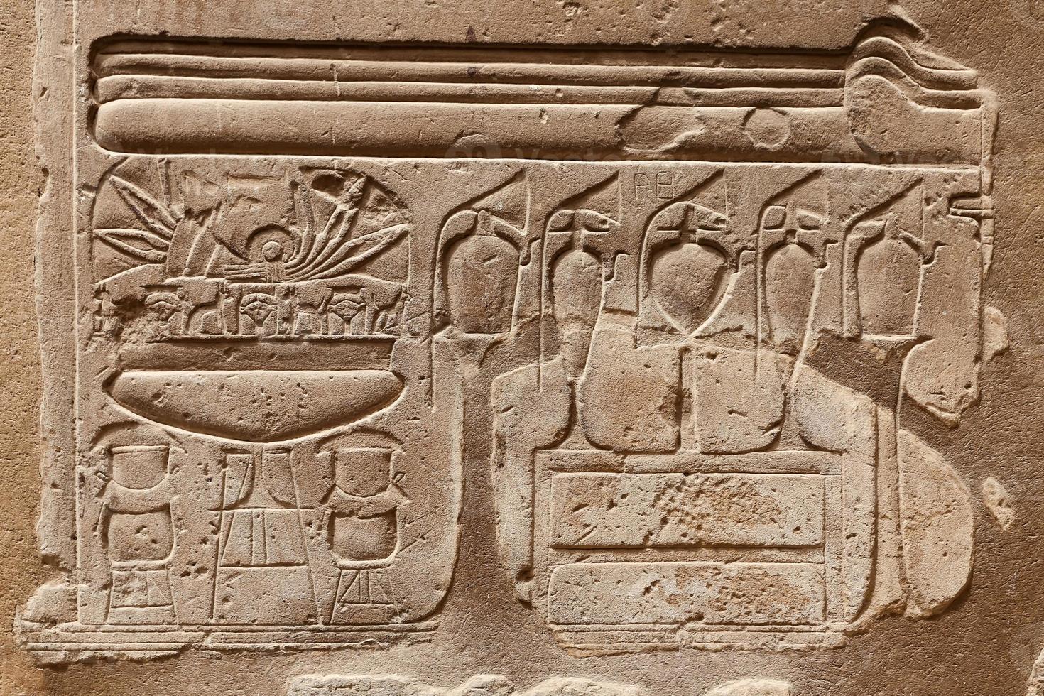 jeroglíficos egipcios en el templo de luxor, luxor, egipto foto