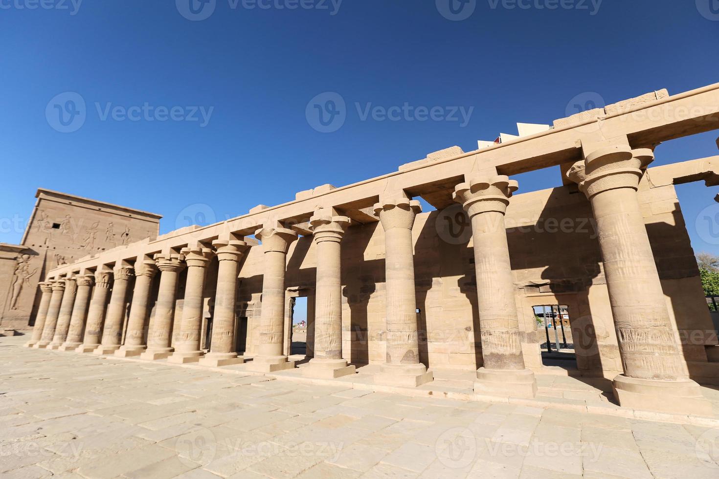 edificio en el templo de philae, aswan, egipto foto