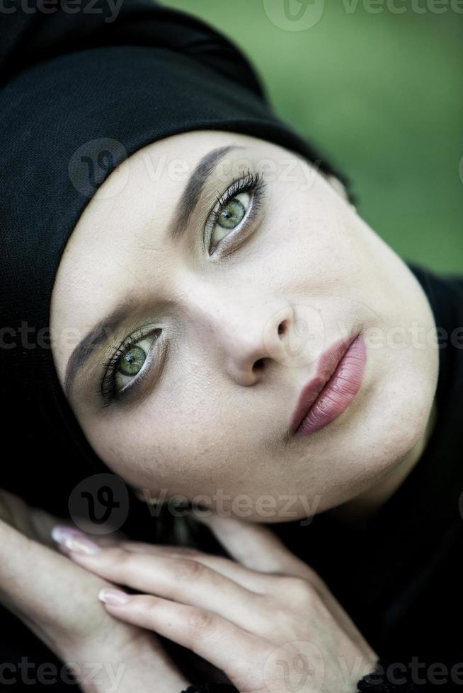 retrato de una hermosa mujer musulmana. joven mujer árabe en hiyab. foto