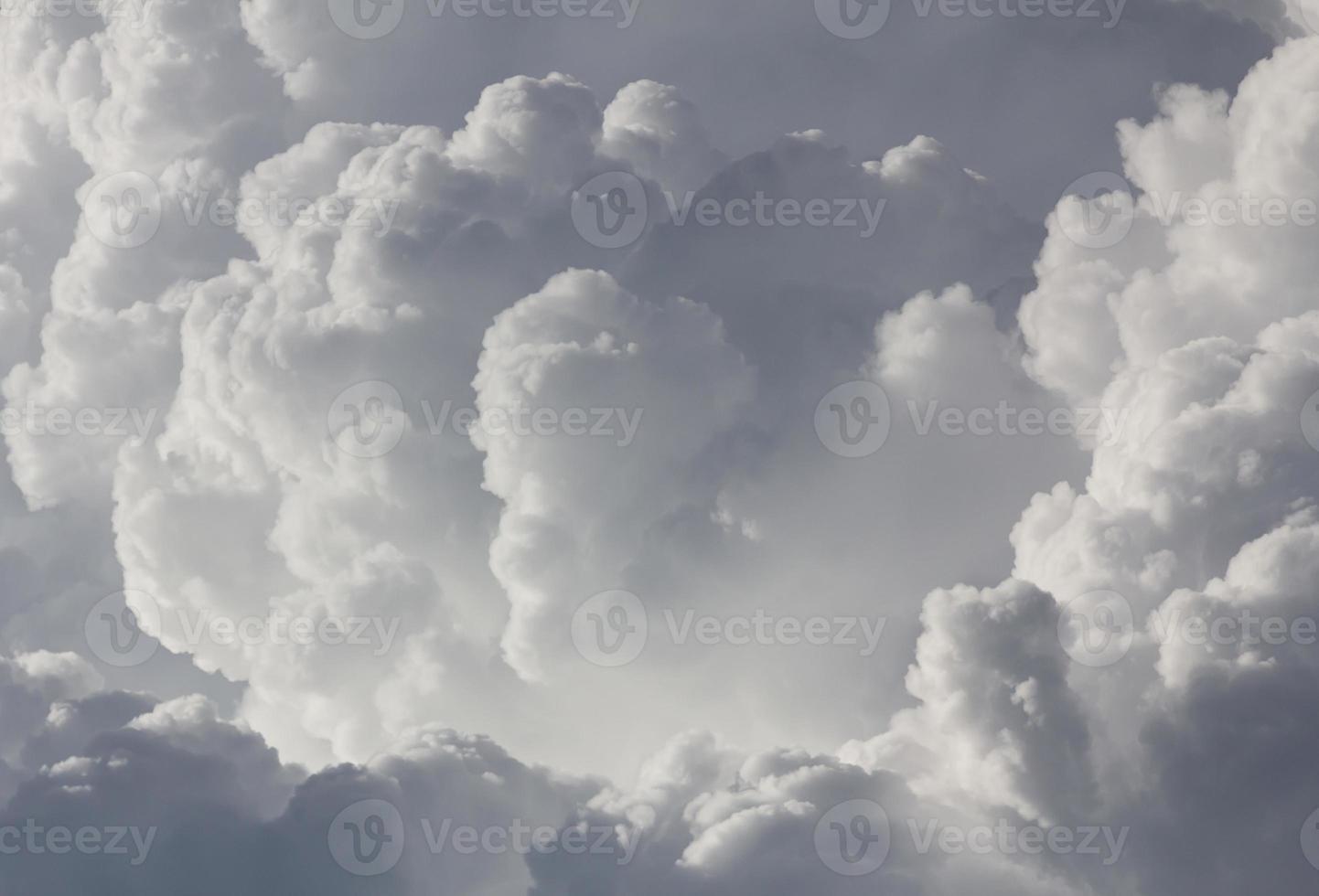 nubes en el cielo antes de la lluvia foto