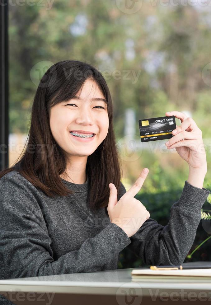 cicatrizarse, mujer joven, tenencia, tarjeta de crédito foto