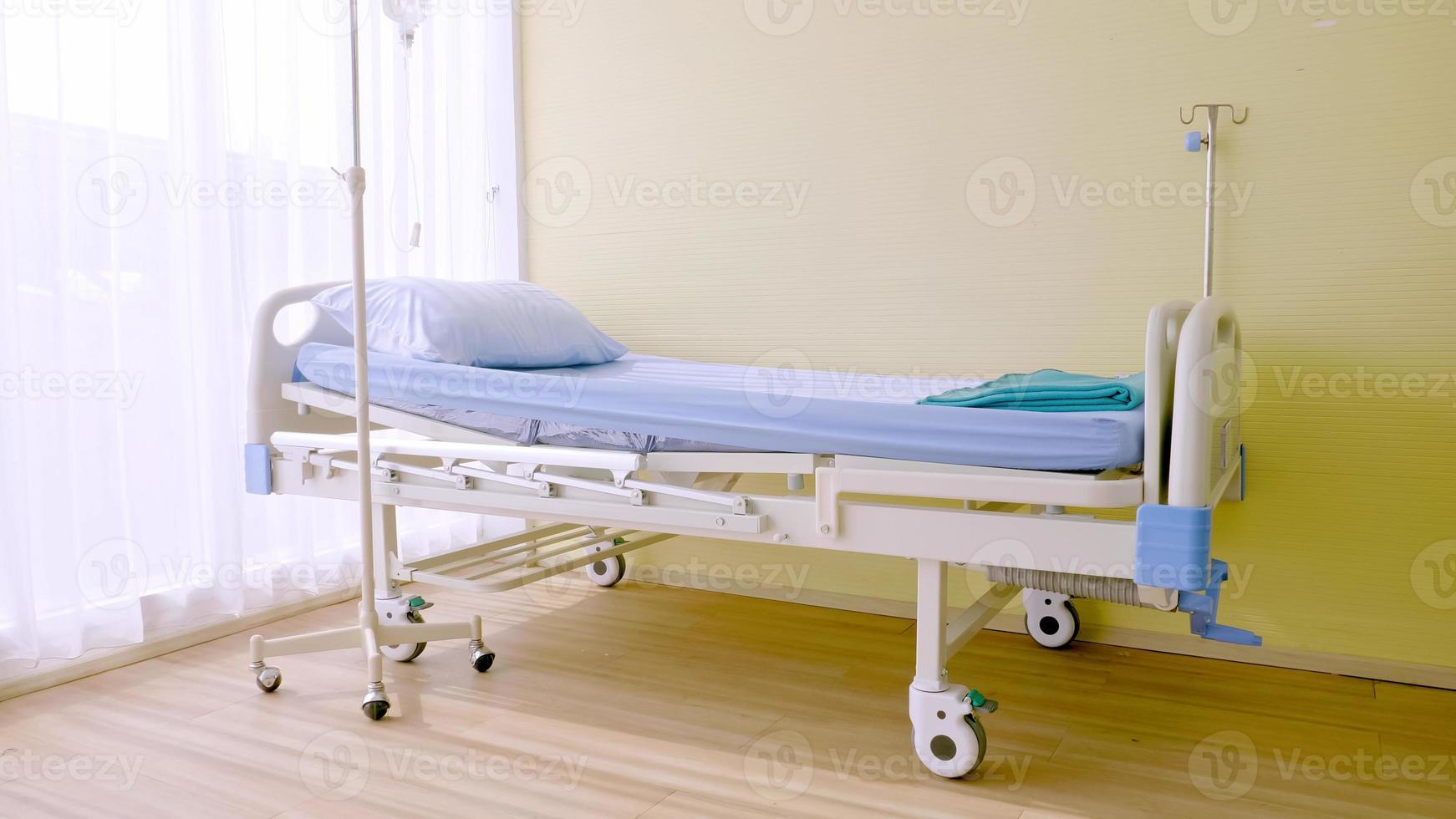 cama de hospital aislada en la habitación del hospital. foto