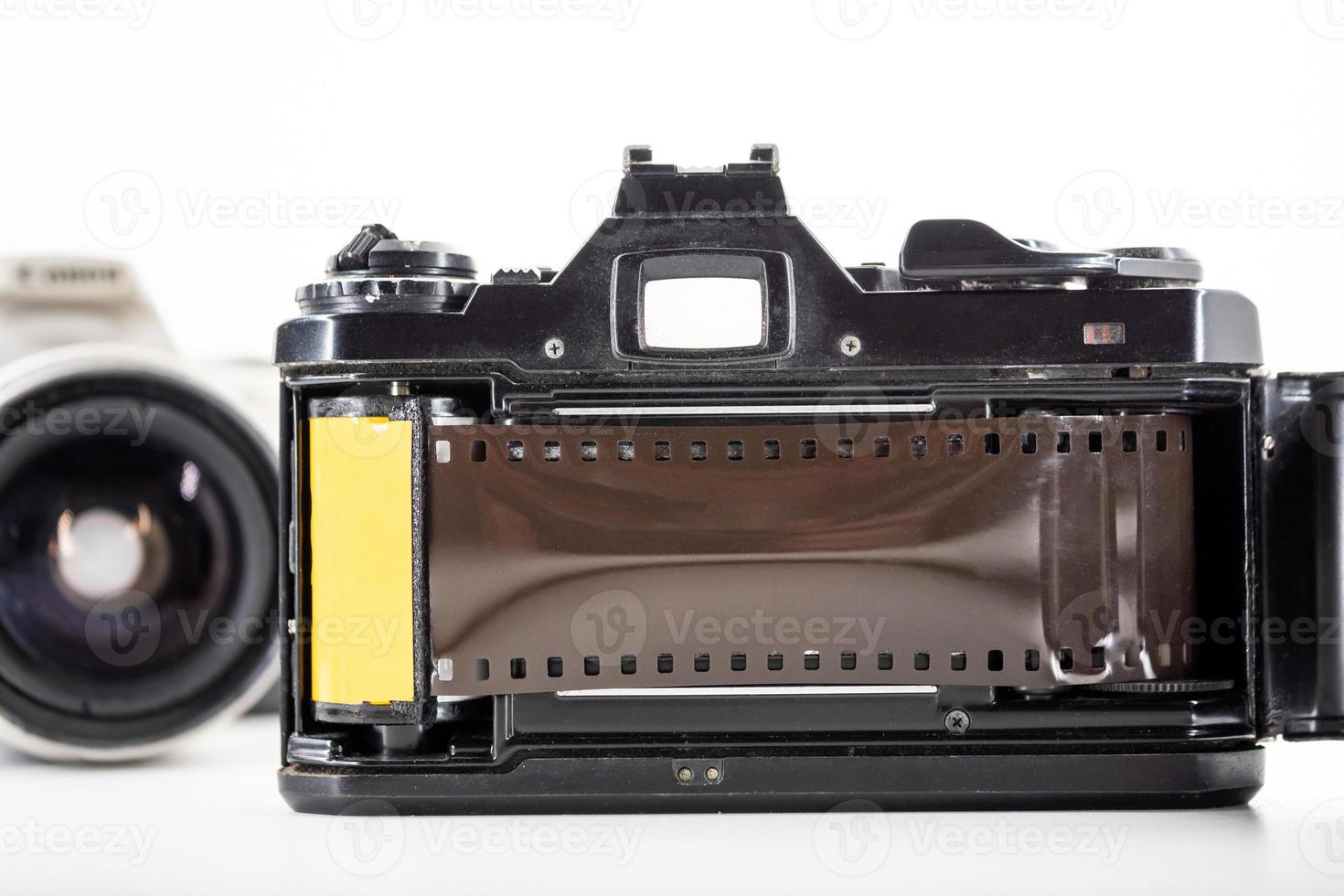 cámara réflex de lente única y un rollo de película 9326036 Foto de stock en Vecteezy
