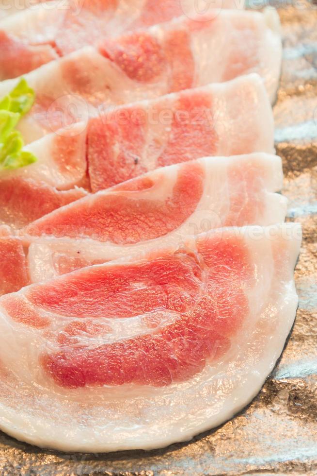 rebanada de carne cruda para barbacoa al estilo japonés foto