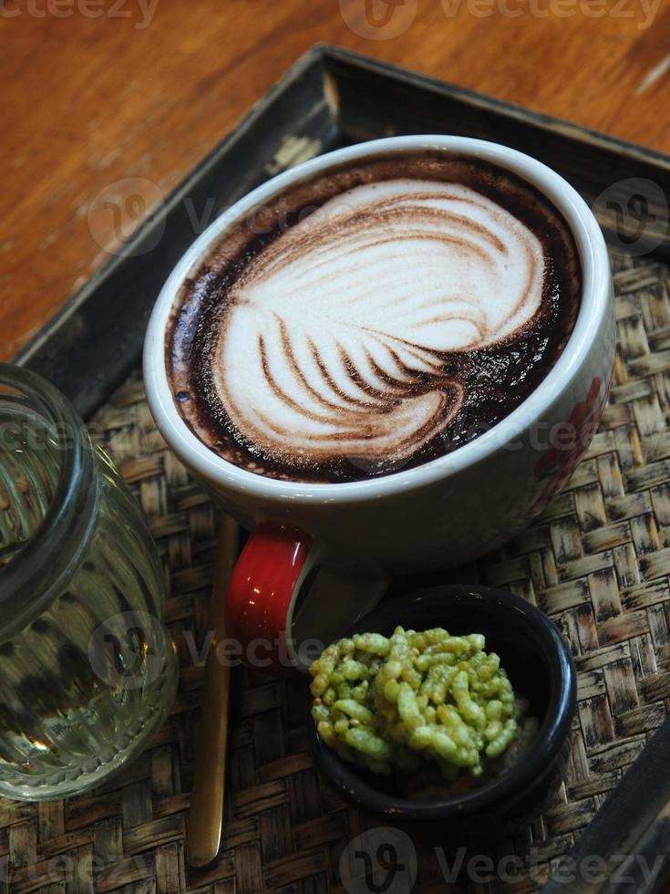 diseño de taza de café y café con leche con café de estilo de vida foto