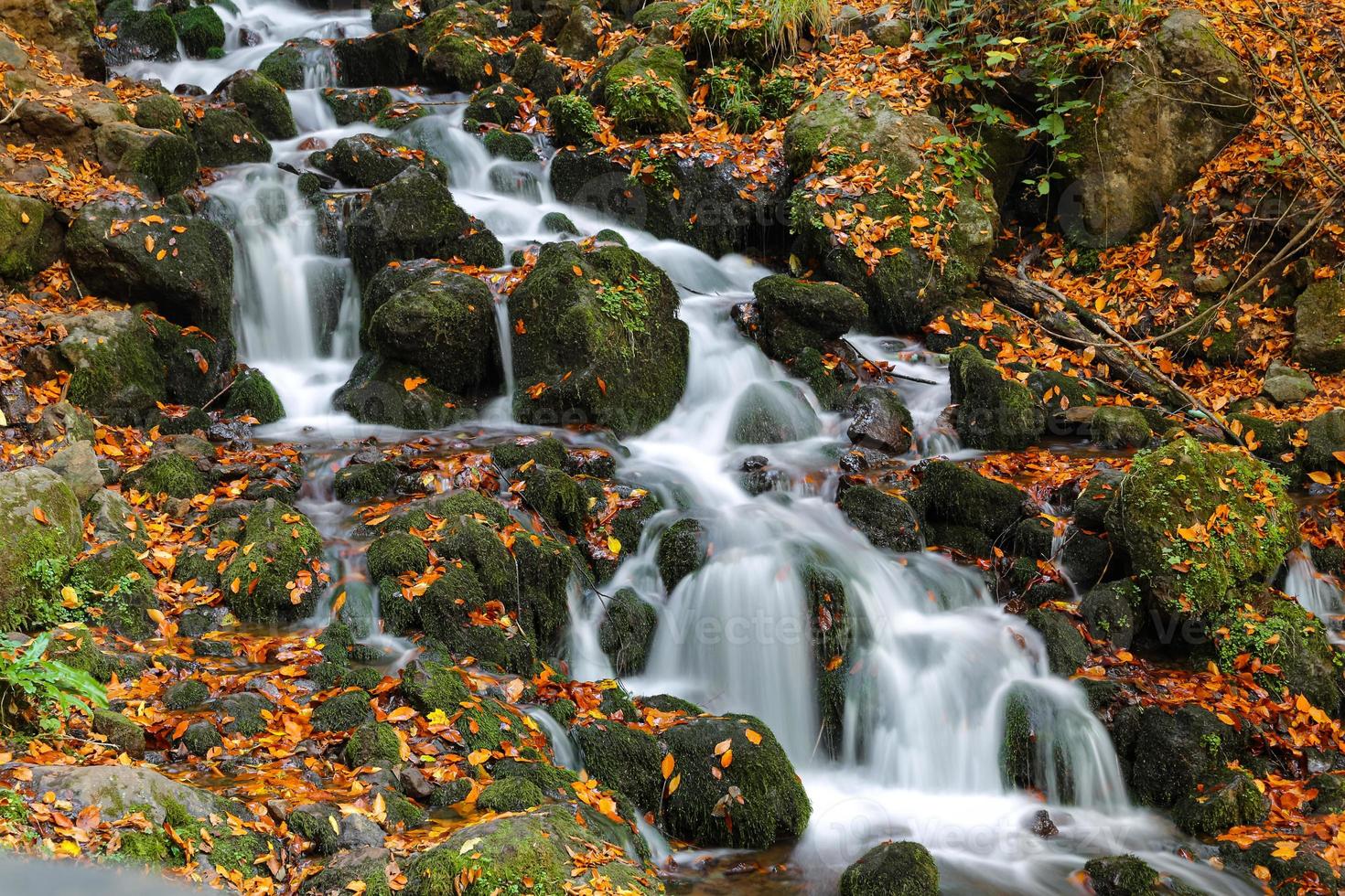 cascada en el parque nacional yedigoller, bolu, turquía foto