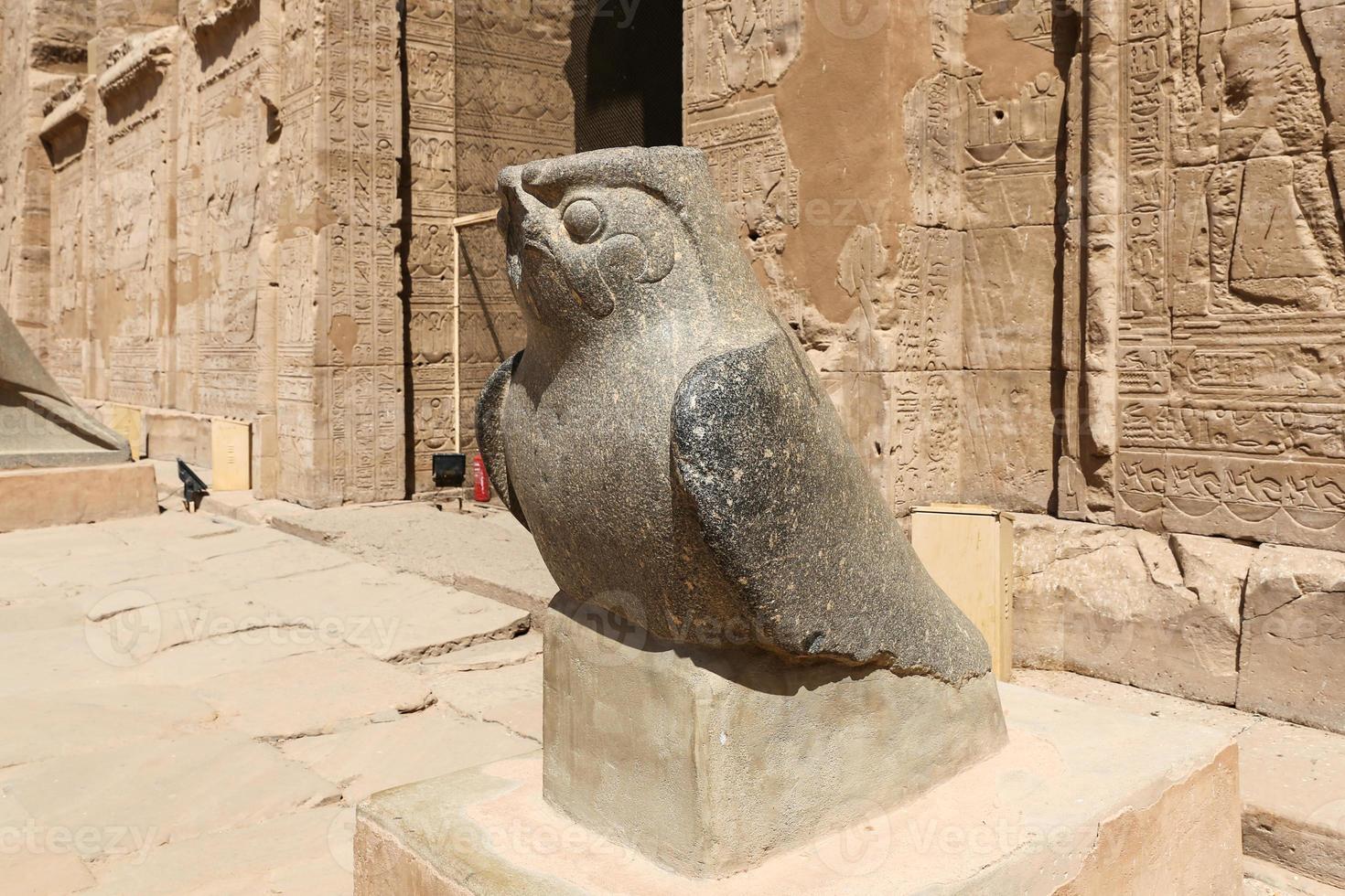 estatua de horus en el templo de edfu, edfu, egipto foto