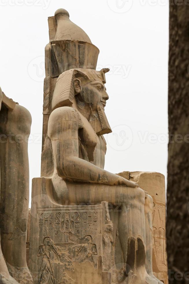 escultura en el templo de luxor en luxor, egipto foto