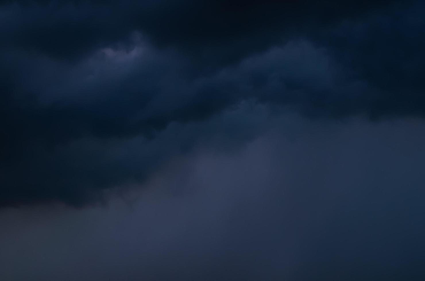 nube oscura y cielo cuando hay tormenta y lluvia en temporada de monzones. foto