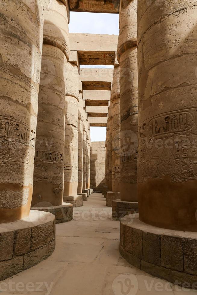 columnas en la sala hipóstila del templo de karnak, luxor, egipto foto