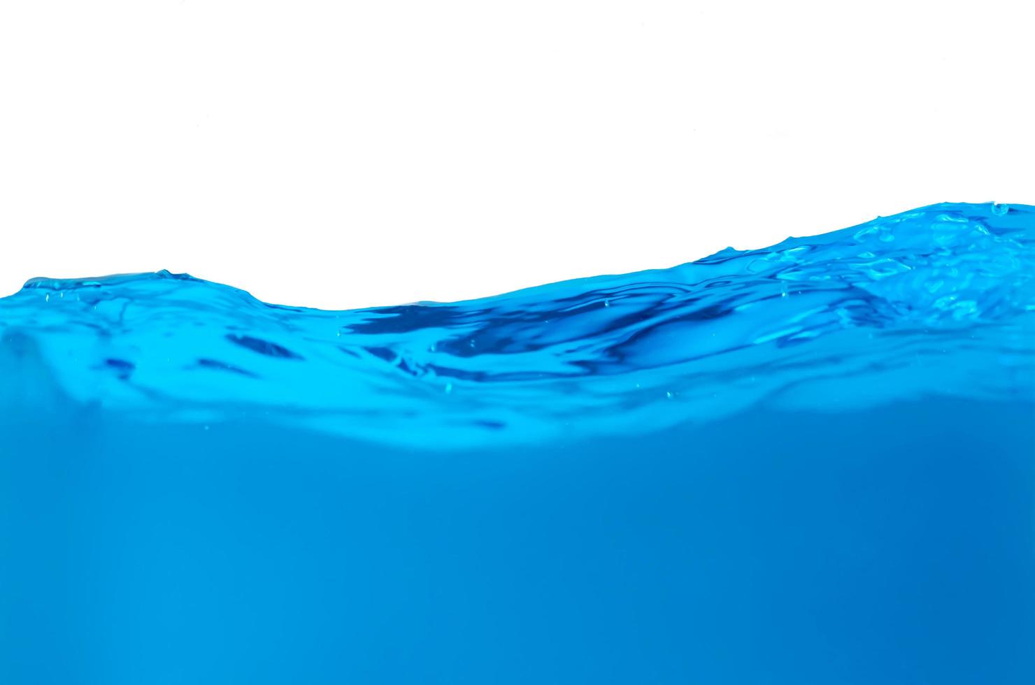 superficie de salpicaduras de agua azul aislado sobre fondo blanco. foto
