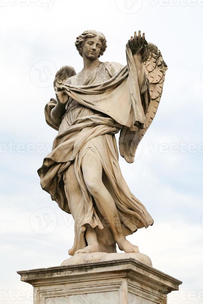 ángel con la estatua del sudario en el puente hadriano, roma, italia foto