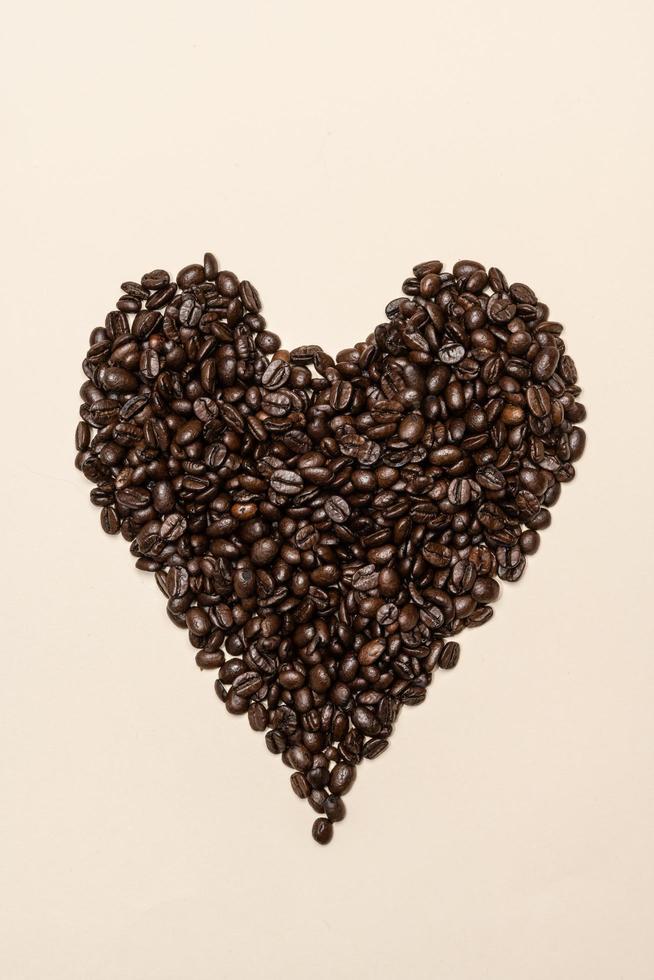 forma de corazón de granos de café foto