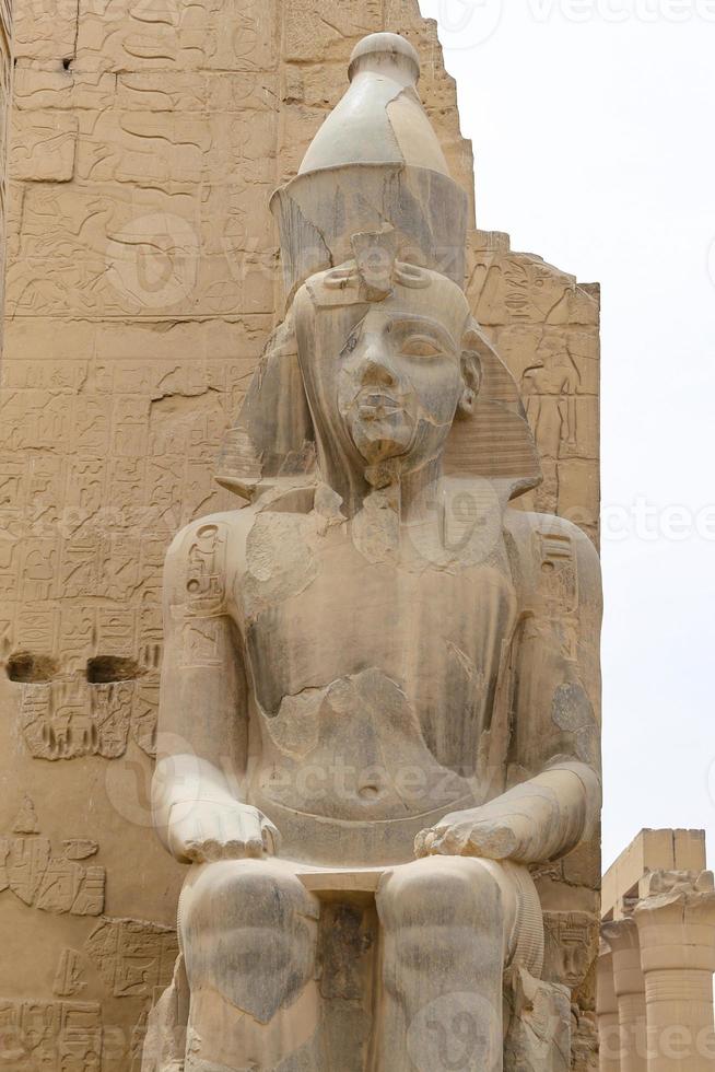 escultura en el templo de luxor en luxor, egipto foto