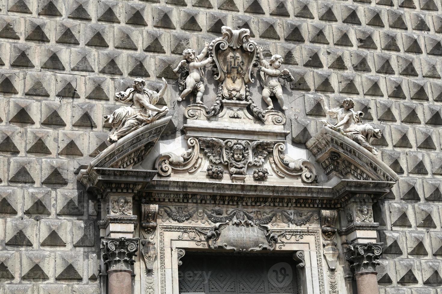 iglesia gesu nuovo en nápoles, italia foto