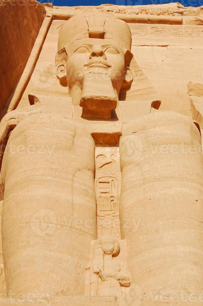 primer plano de una de las colosales estatuas de ramesses ii, egipto foto