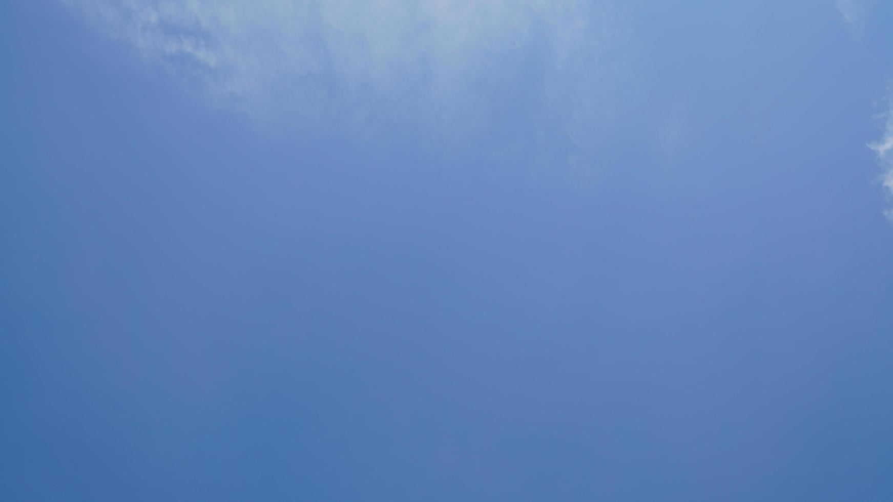 nube blanca y fondo de cielo azul con espacio de copia foto