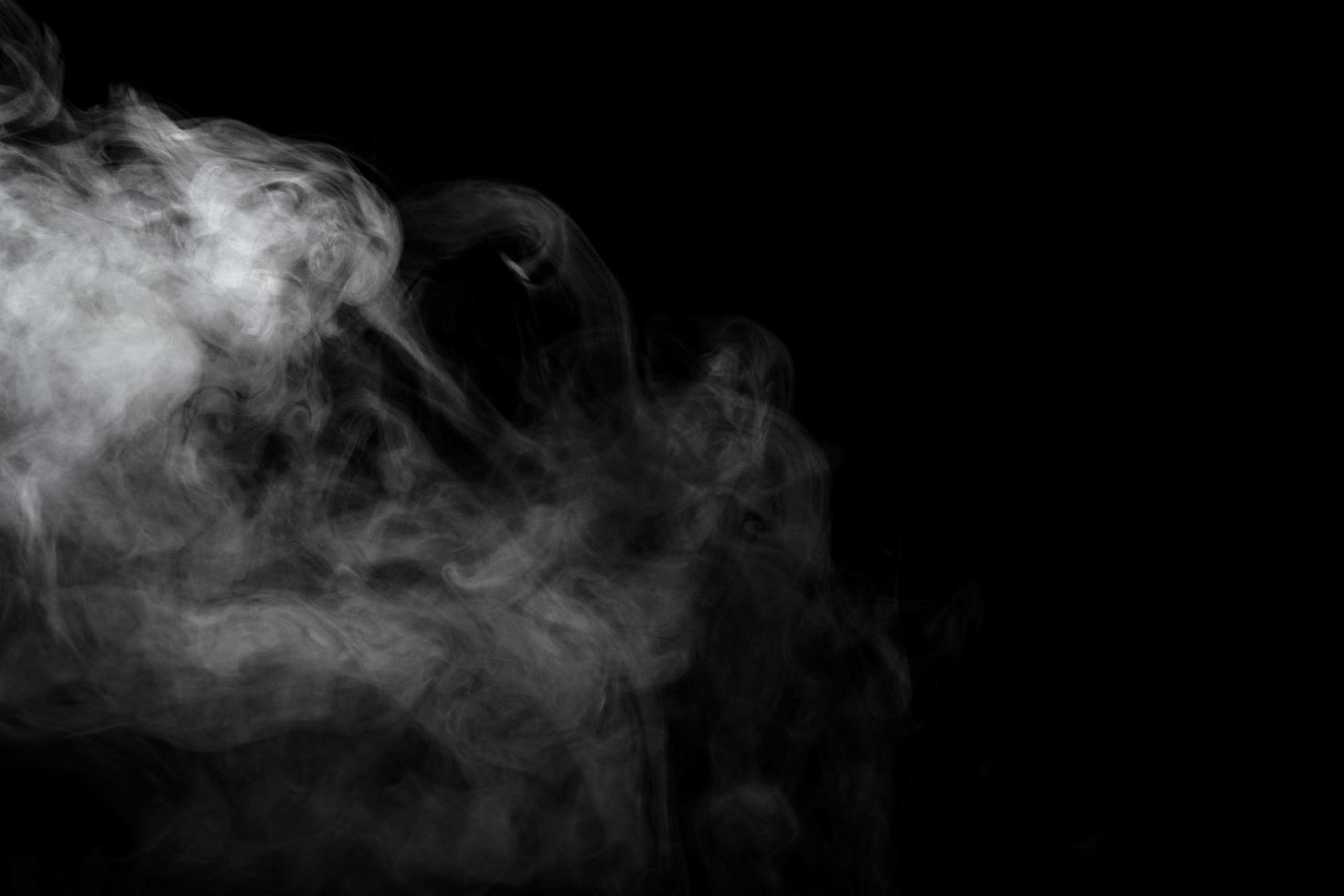 polvo abstracto o efecto de humo aislado sobre fondo negro foto