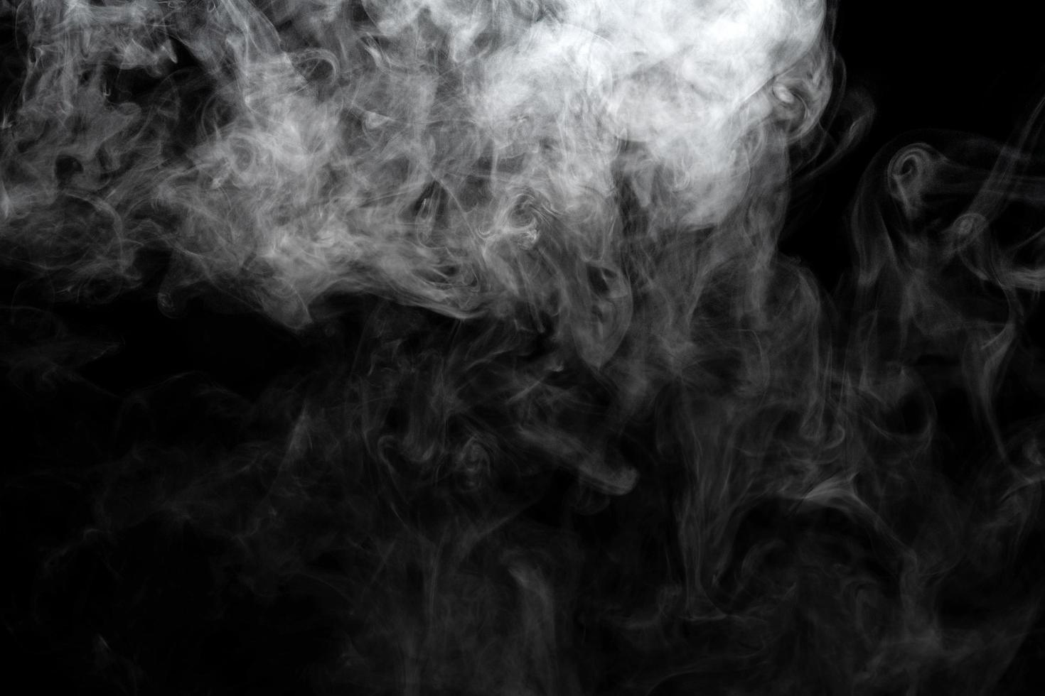 polvo abstracto o humo aislado sobre fondo negro foto