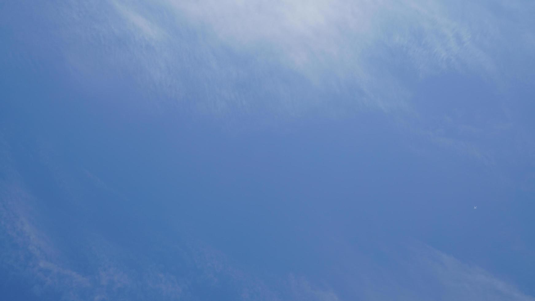 nube blanca y fondo de cielo azul con espacio de copia foto