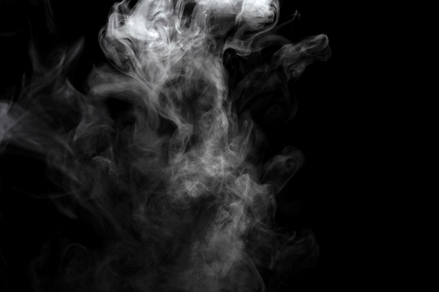 polvo abstracto o efecto de humo aislado sobre fondo negro foto