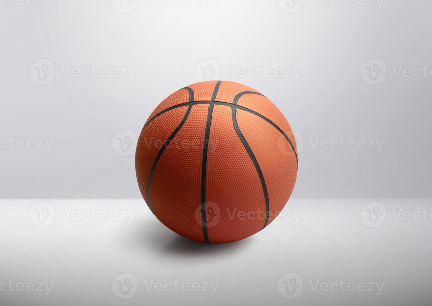 pelotas de baloncesto para deportes y juegos en estudio de sala foto