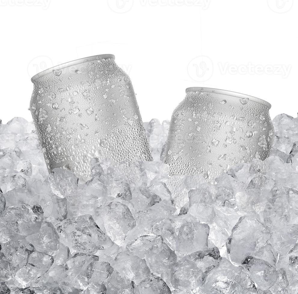 latas con gotas de agua y hielo en cubitos de hielo aislado sobre fondo blanco. foto