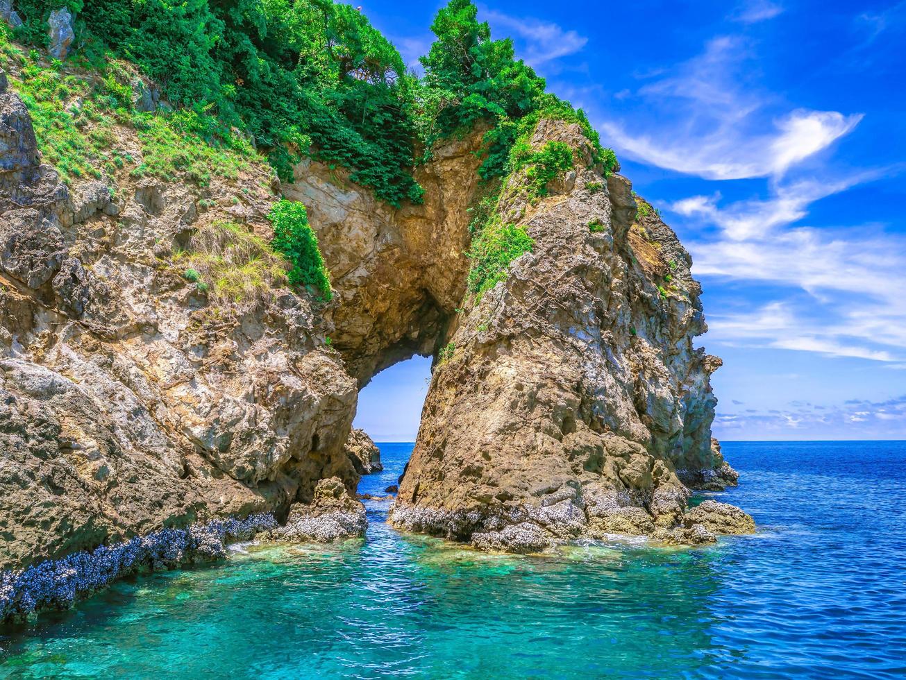 agujero natural clifff koh talu island rayong city tailandia, océano idílico y hermoso cielo en tiempo de vacaciones, concepto de verano foto