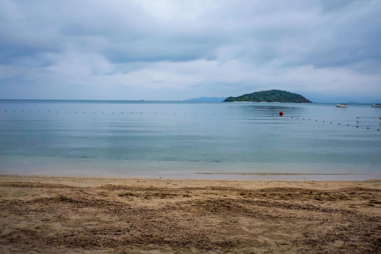 playa tropical idílica por la mañana, vacaciones en la playa, concepto de verano, isla koh mak trat tailandia foto