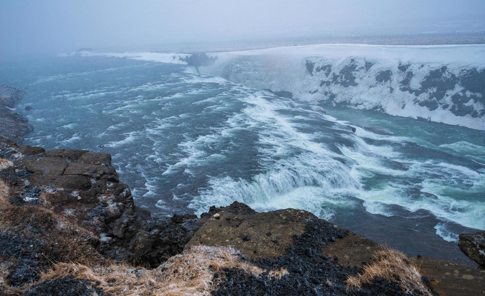 mal tiempo en gullfoss la cascada más famosa de islandia en la temporada de invierno. foto