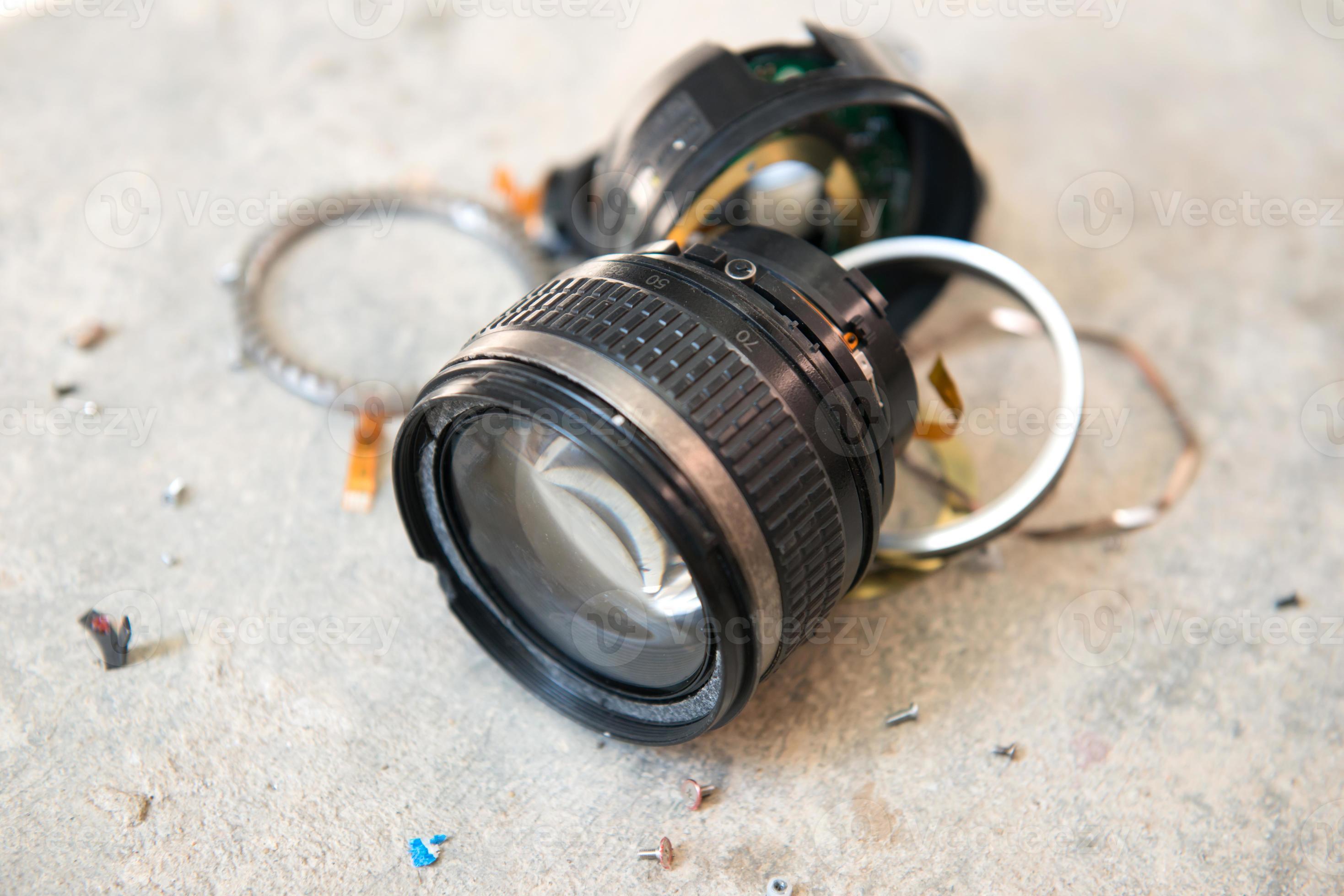 camera lens broken 9345846 Stock Photo at Vecteezy