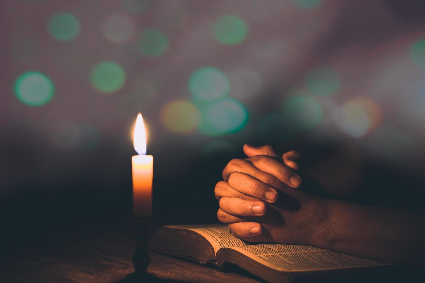 manos de mujer rezando en la sagrada biblia foto