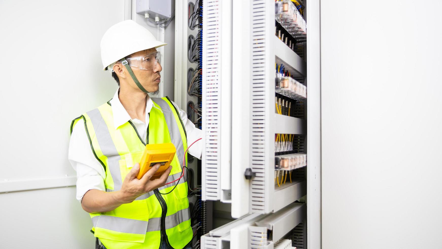 hombre de ingeniería eléctrica foto