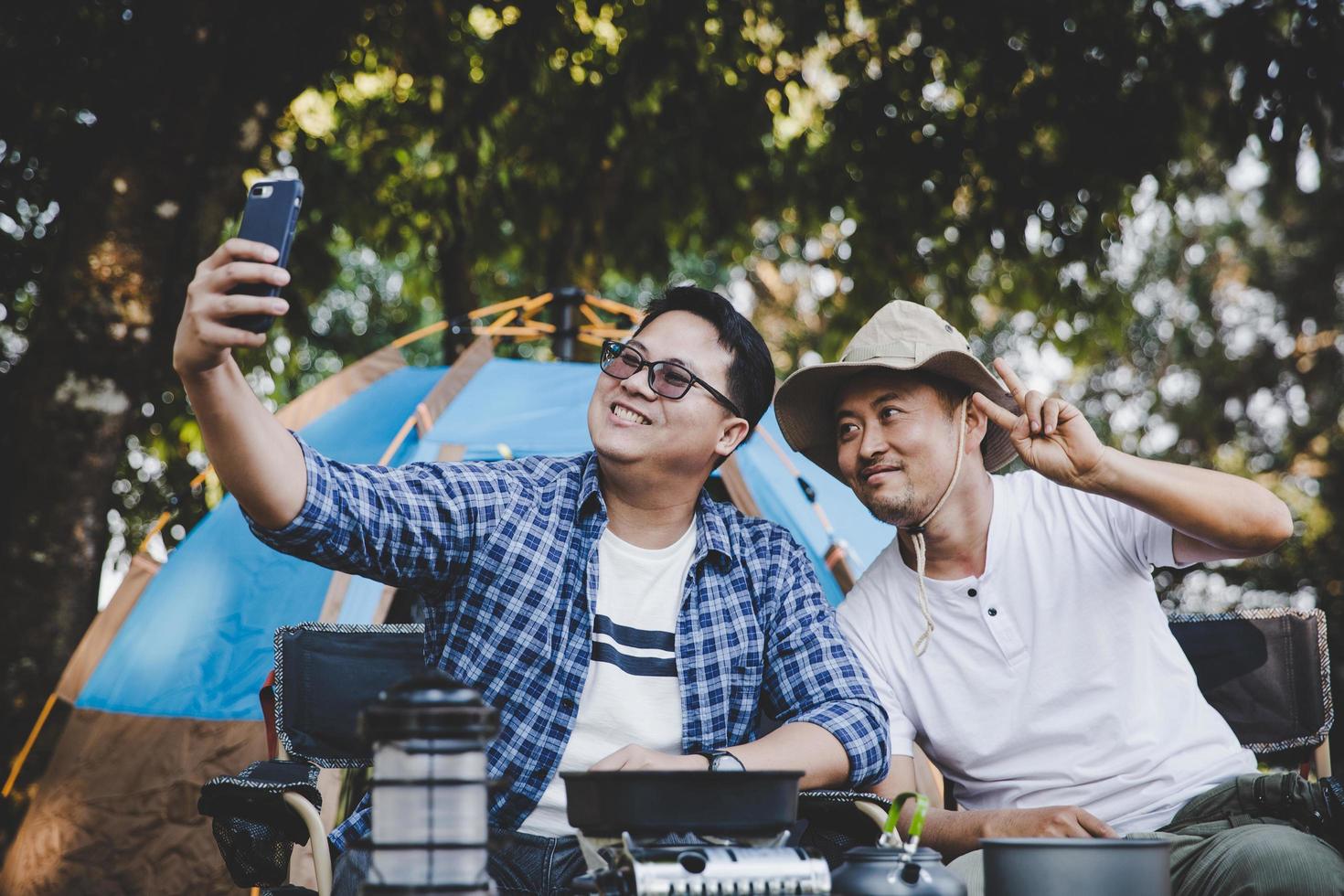 dos mejores amigos van de campamento foto