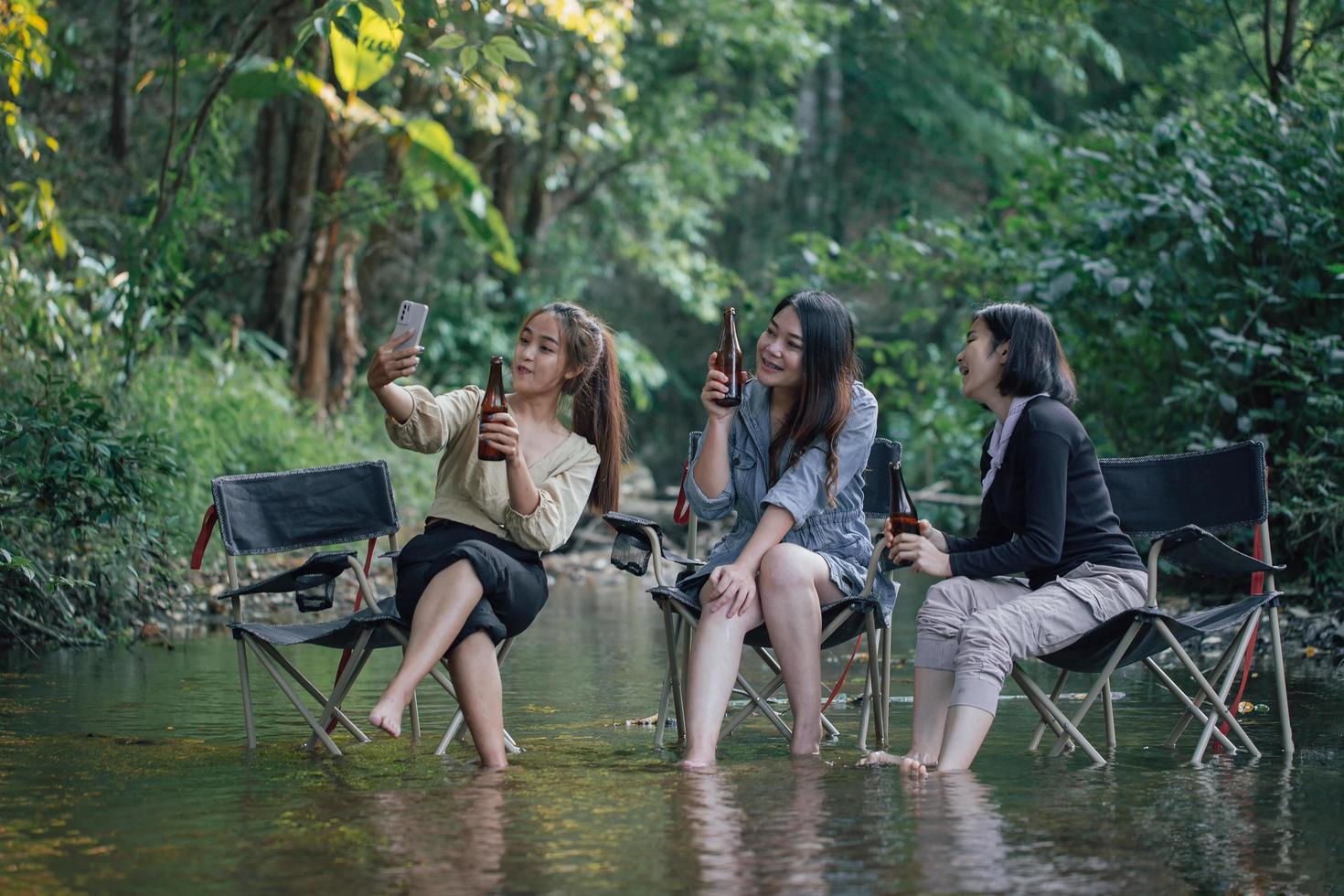 grupo de chicas asiáticas disfrutando de un día en el campamento de vacaciones foto