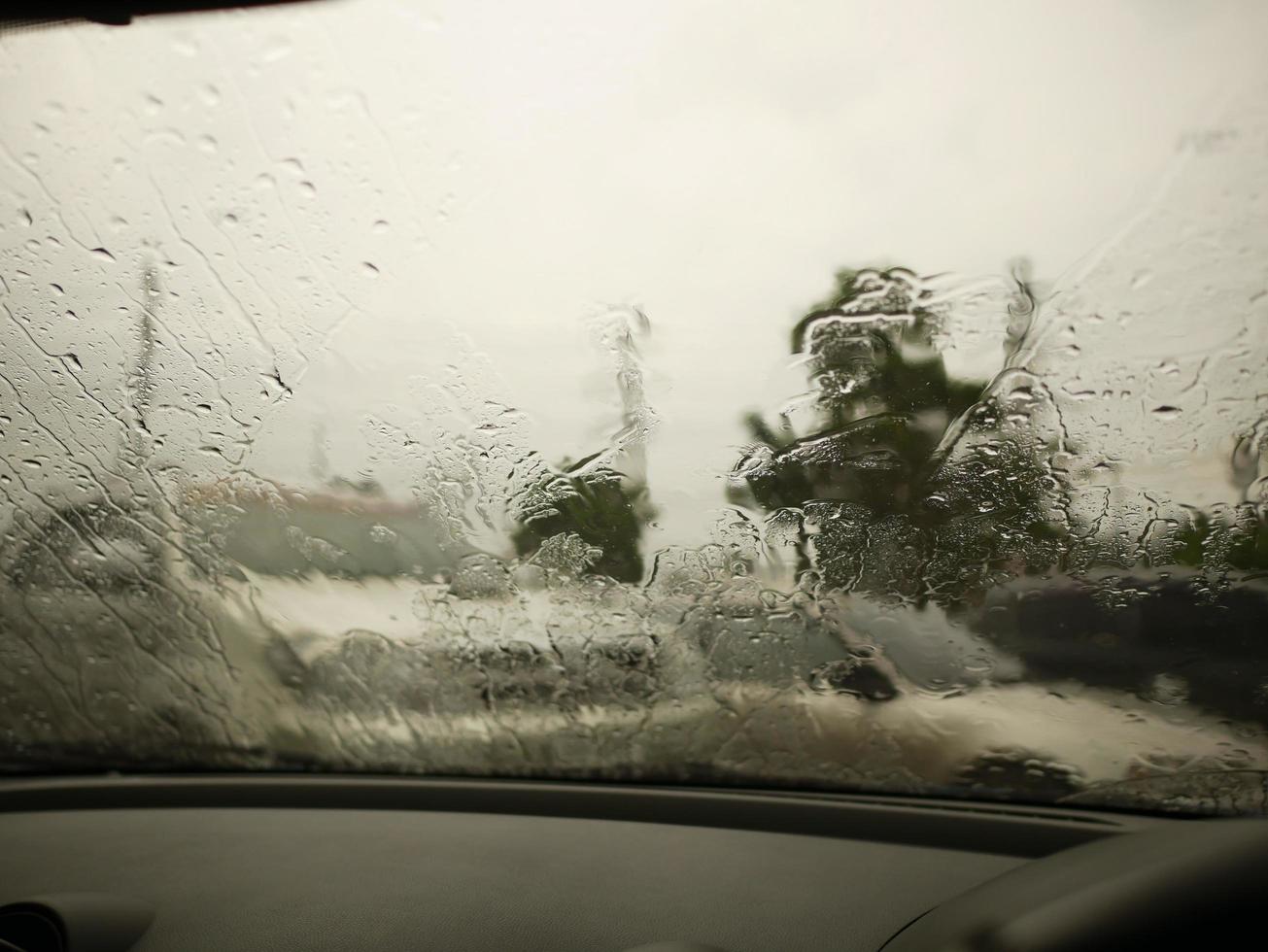 limpiaparabrisas desde el interior del coche, temporada de lluvia. embotellamiento. foto