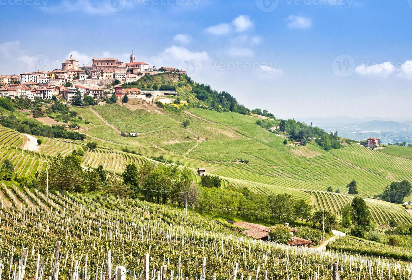 la morra pueblo tradicional cerca de barolo y alba, región de piamonte, italia. foto