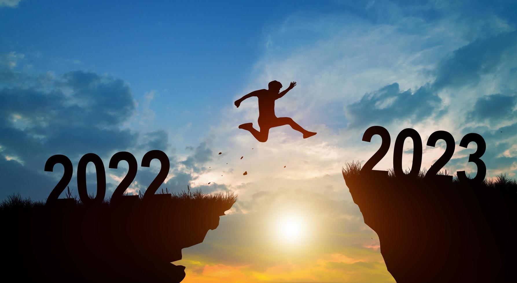 bienvenido feliz navidad y feliz año nuevo en 2023 con hombre saltando. foto