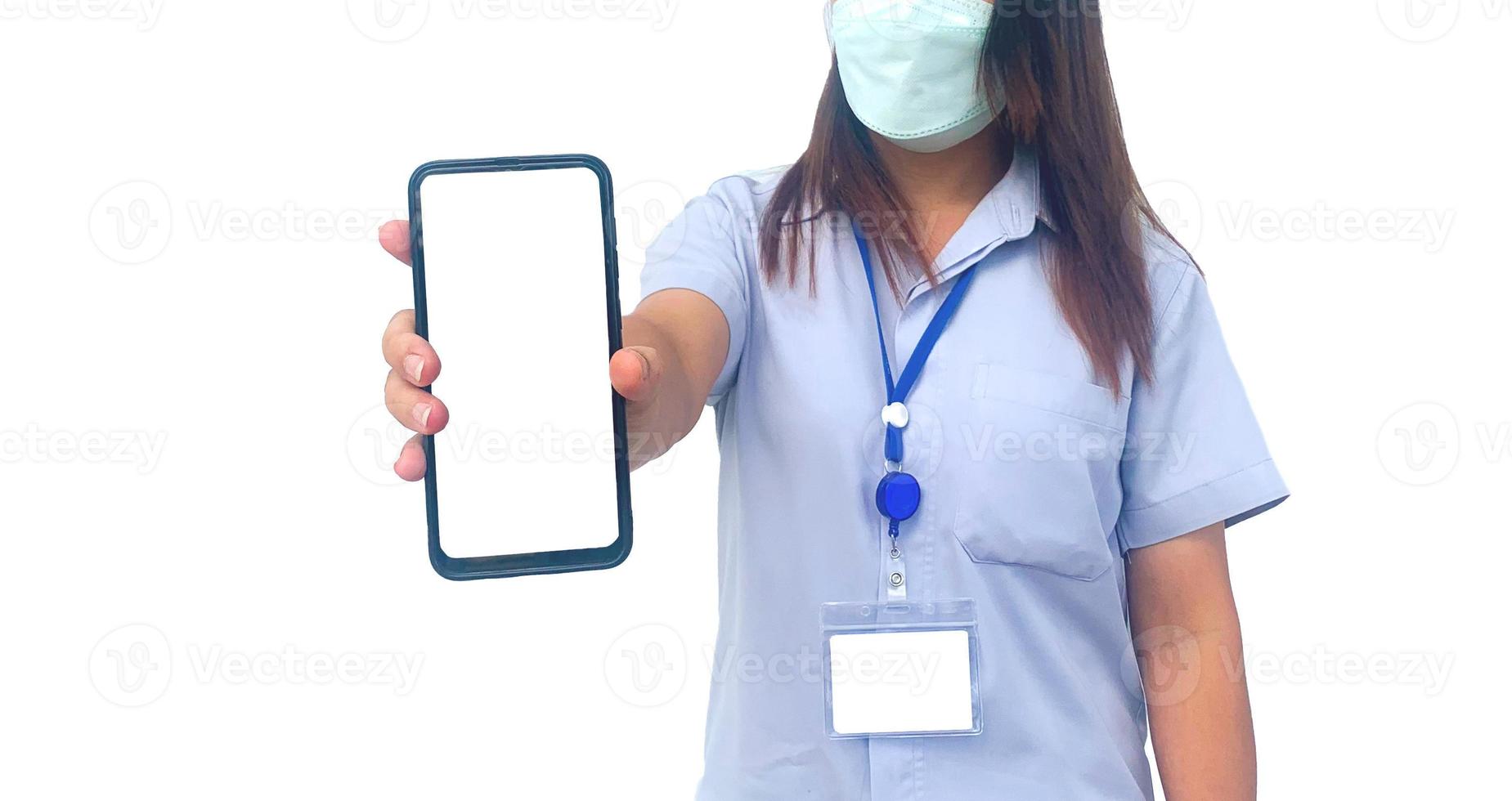 mujer de negocios que usa un cordón de tarjeta que sostiene un teléfono inteligente móvil con pantalla en blanco aislado en fondo blanco con ruta cortada. foto