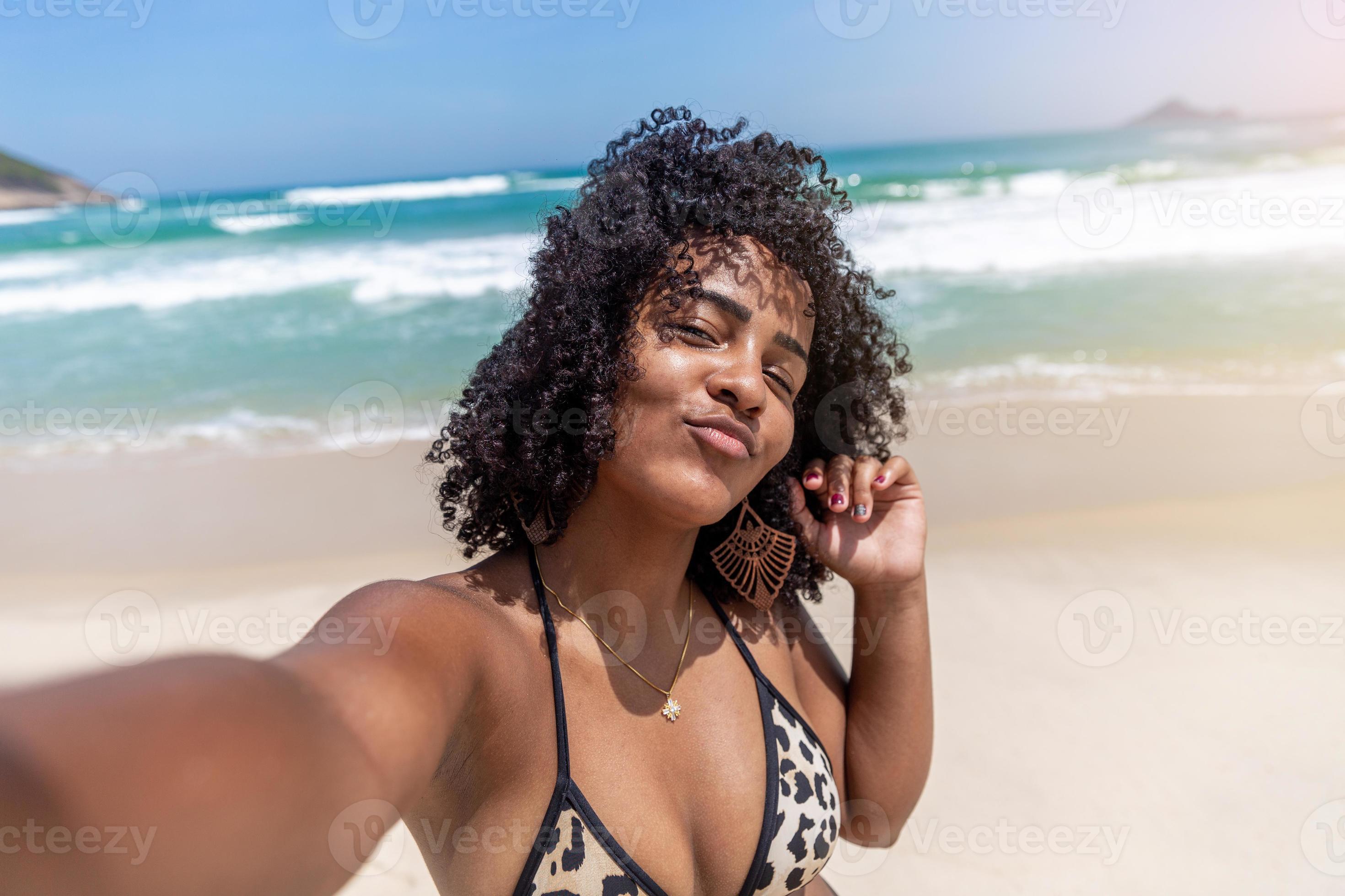 geestelijke Op risico inleveren Black afro young cute girl, curly hair, bikini, beach. Afro American summer  vacation holiday. 9348345 Stock Photo at Vecteezy