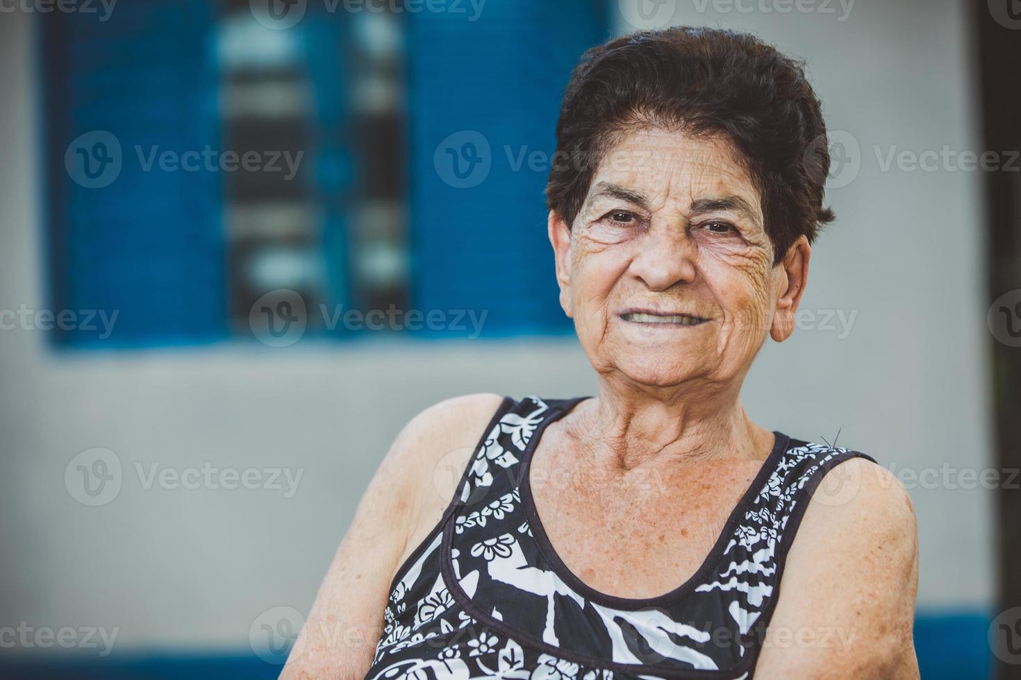 retrato de una hermosa granjera mayor sonriente. mujer en la granja en día de verano. actividad de jardinería. anciana brasileña. foto