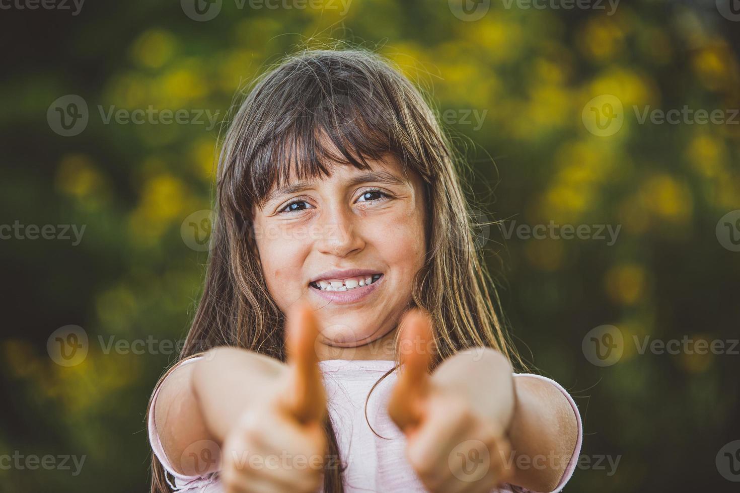 retrato de una hermosa joven sonriente en la granja con los pulgares hacia arriba. chica en la granja en verano. actividad de jardinería. chica brasileña. foto