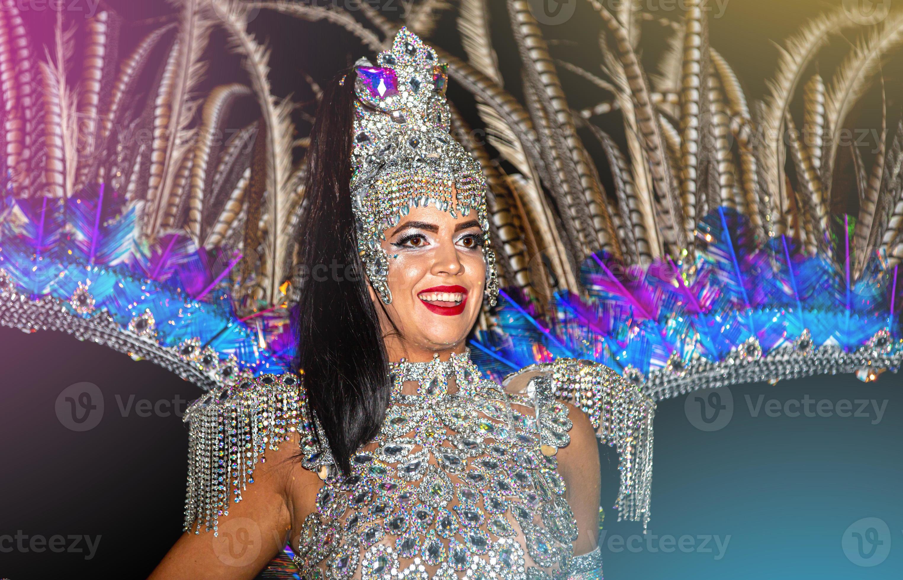 brasileño con traje de samba. hermosa mujer brasileña con traje colorido y  sonriendo durante el desfile callejero de carnaval en brasil. 9365118 Foto  de stock en Vecteezy