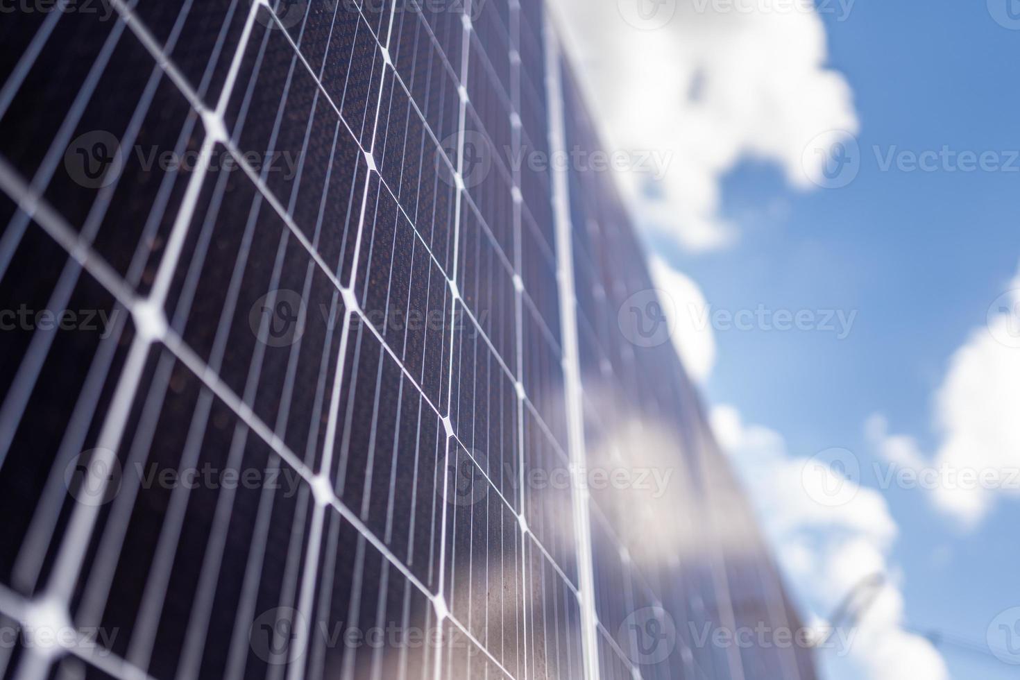 paneles solares y producción de energía solar. foto