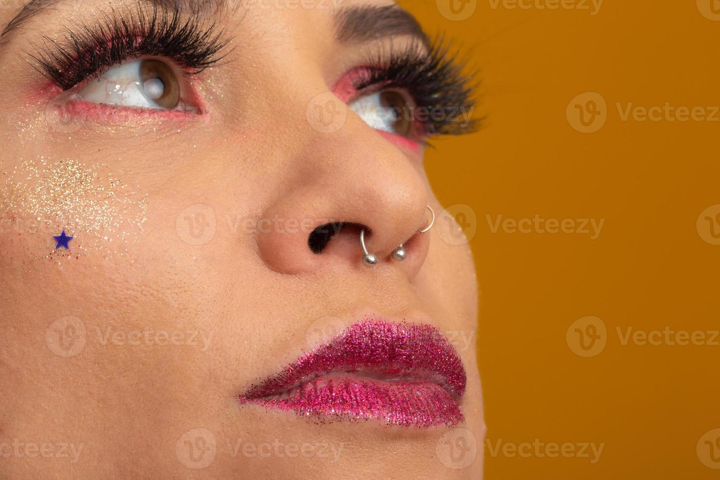 maquillaje de carnaval para celebrar el carnaval de brasil. tendencia de maquillaje y accesorios para el carnaval. foto